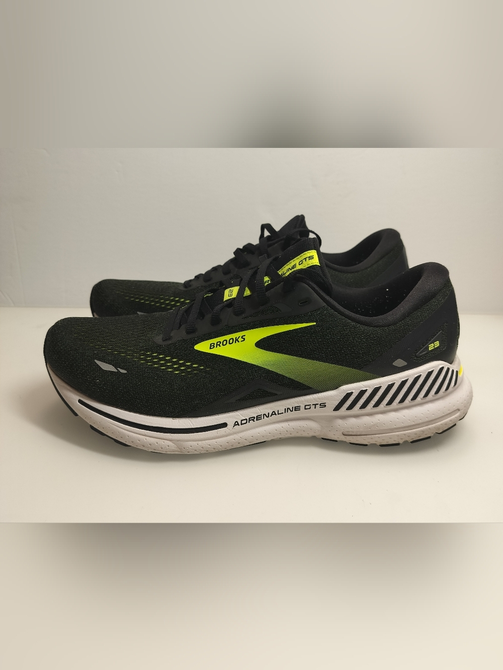 Brooks Adrenaline GTS 23 Men's Running Shoes Black Neon Size 11 D Pre-owned